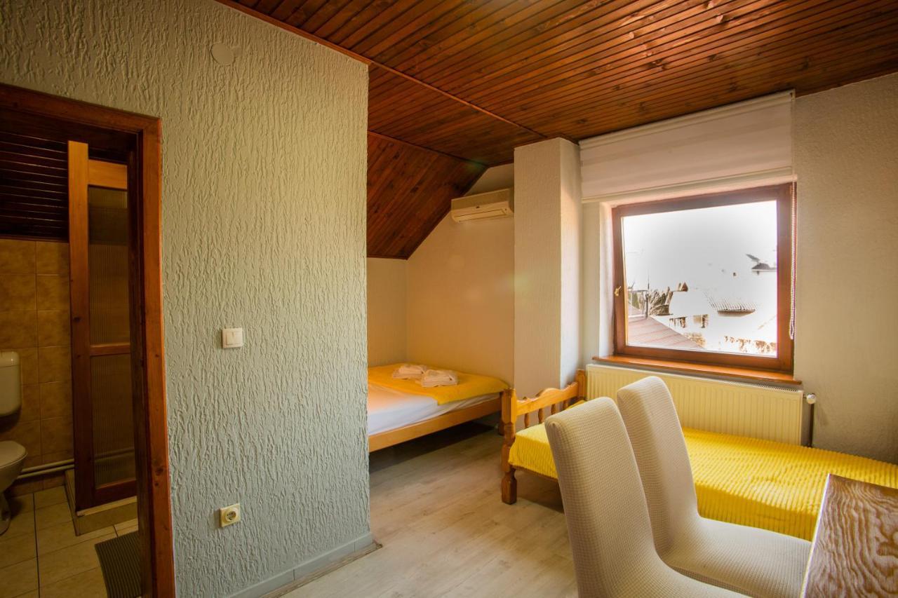 Guest House Vila Alexandar Palić Exteriör bild