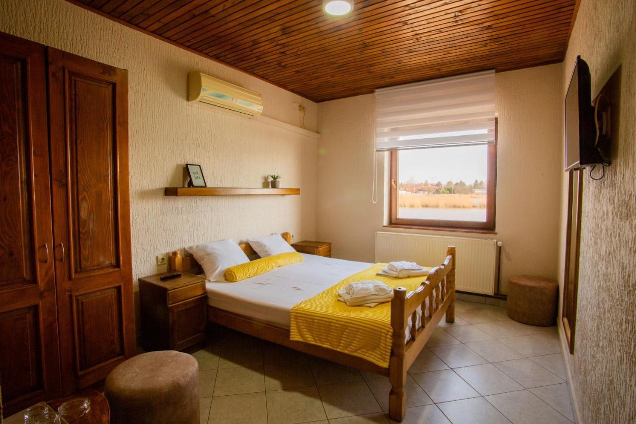 Guest House Vila Alexandar Palić Exteriör bild