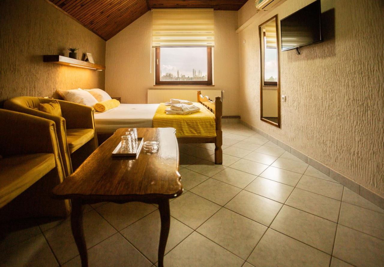 Guest House Vila Alexandar Palić Exteriör bild