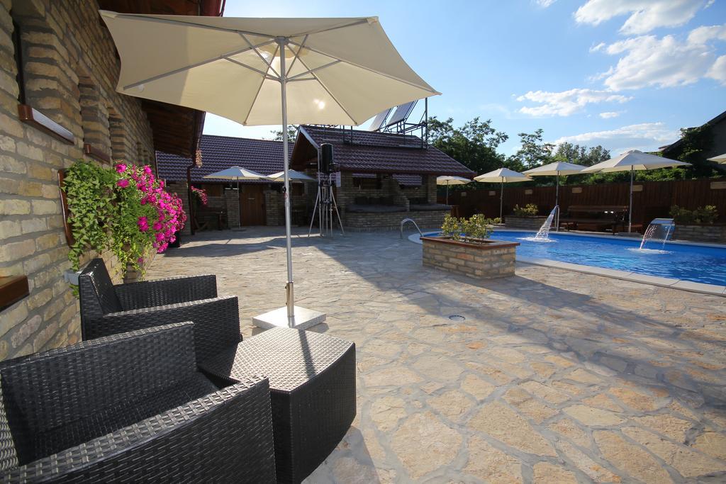 Guest House Vila Alexandar Palić Exteriör bild