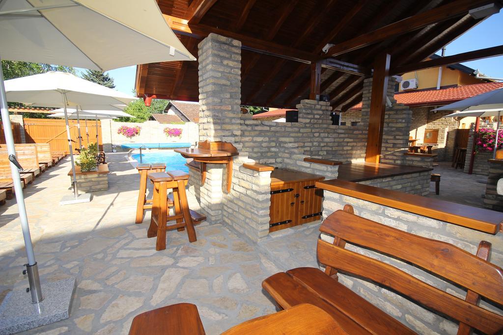 Guest House Vila Alexandar Palić Exteriör bild